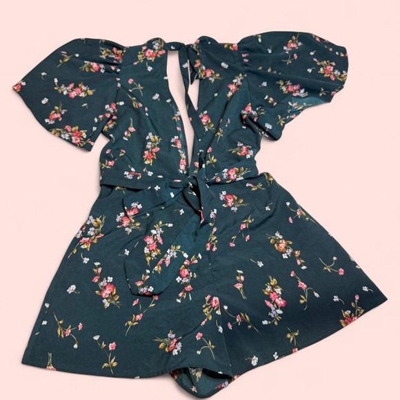 Green floral romper with puffy sleeves and open back - Picture 2 of 3